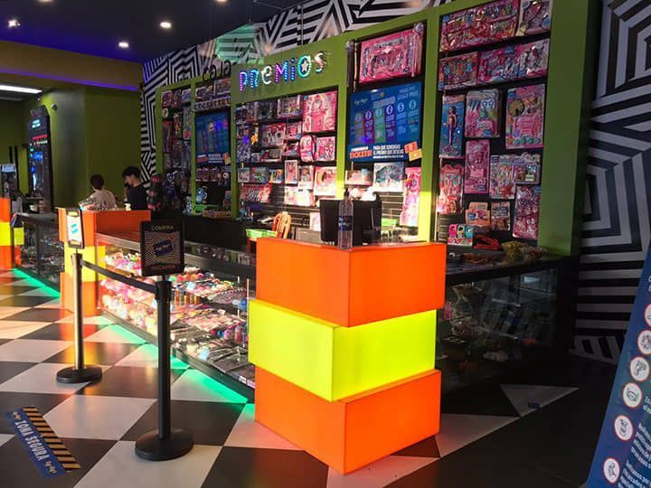 DISEÑO Y PROYECCIÓN - mostradores y gabinete grande de premios 