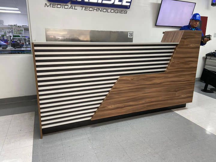 DISEÑO Y PROYECCIÓN - Recepción de madera y aluminio moderno 