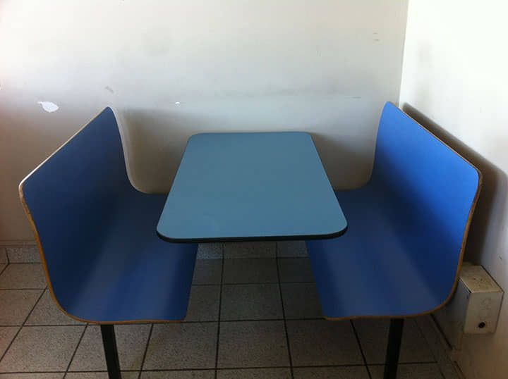 DISEÑO Y PROYECCIÓN - curved bench and blue table