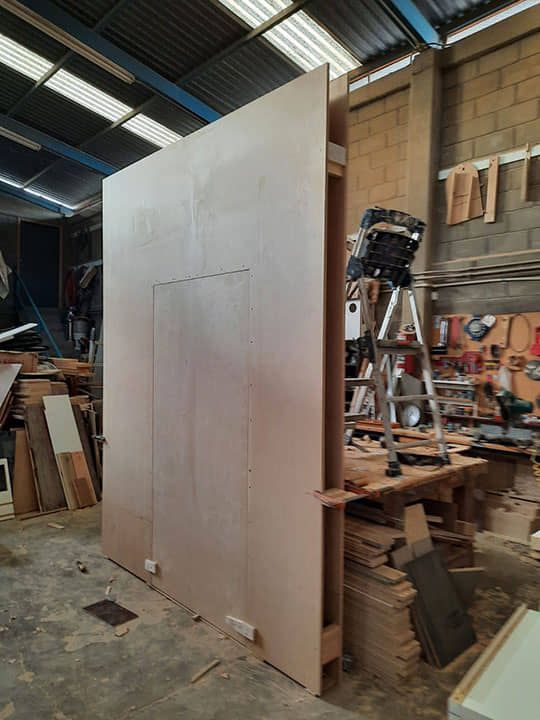 DISEÑO Y PROYECCIÓN - Muro de madera con puerta oculta
