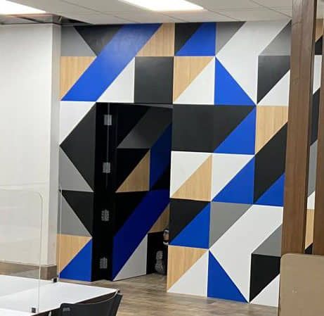 DISEÑO Y PROYECCIÓN - Muro de madera y formaica con puerta invisible, oculta, Laminated plastic and wood, invisible door