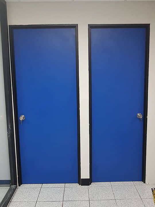 DISEÑO Y PROYECCIÓN - blue wood door