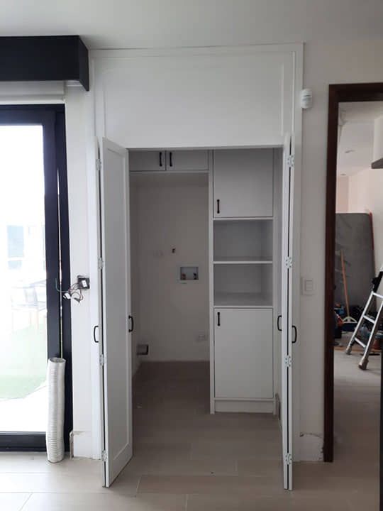 DISEÑO Y PROYECCIÓN - Prehung intierior folding door, laundry cabinet, gabinete para cuarto de lavado