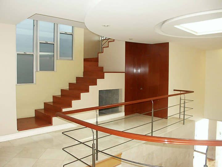 DISEÑO Y PROYECCIÓN - Escalera y pasamanos de madera