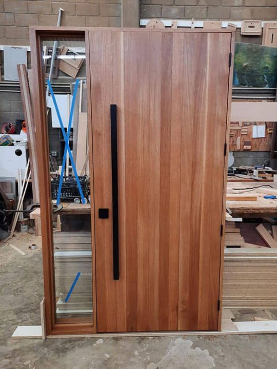 DISEÑO Y PROYECCIÓN - Exterior door with tempered glass, puerta exterior con vidrio templado