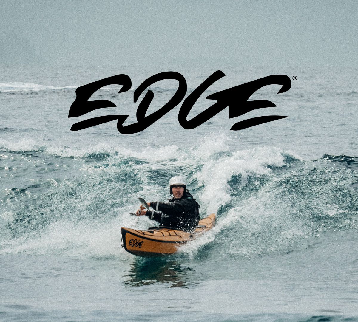 Mann som sitter i en gul kajakk og surfer på bølgene. Logo over bildet.