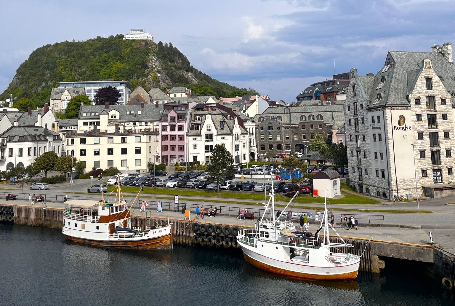 Ålesund brosundet med fiskebåter og fjellstua i bakgrunnen