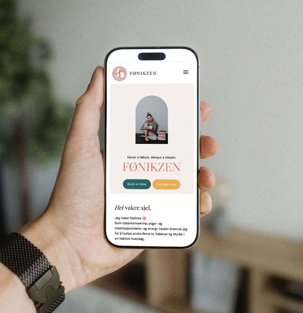 En hånd som holder en telefon og viser et motemerkes Instagram-profil: en minimalistisk estetikk med beige, hvite og brune toner.