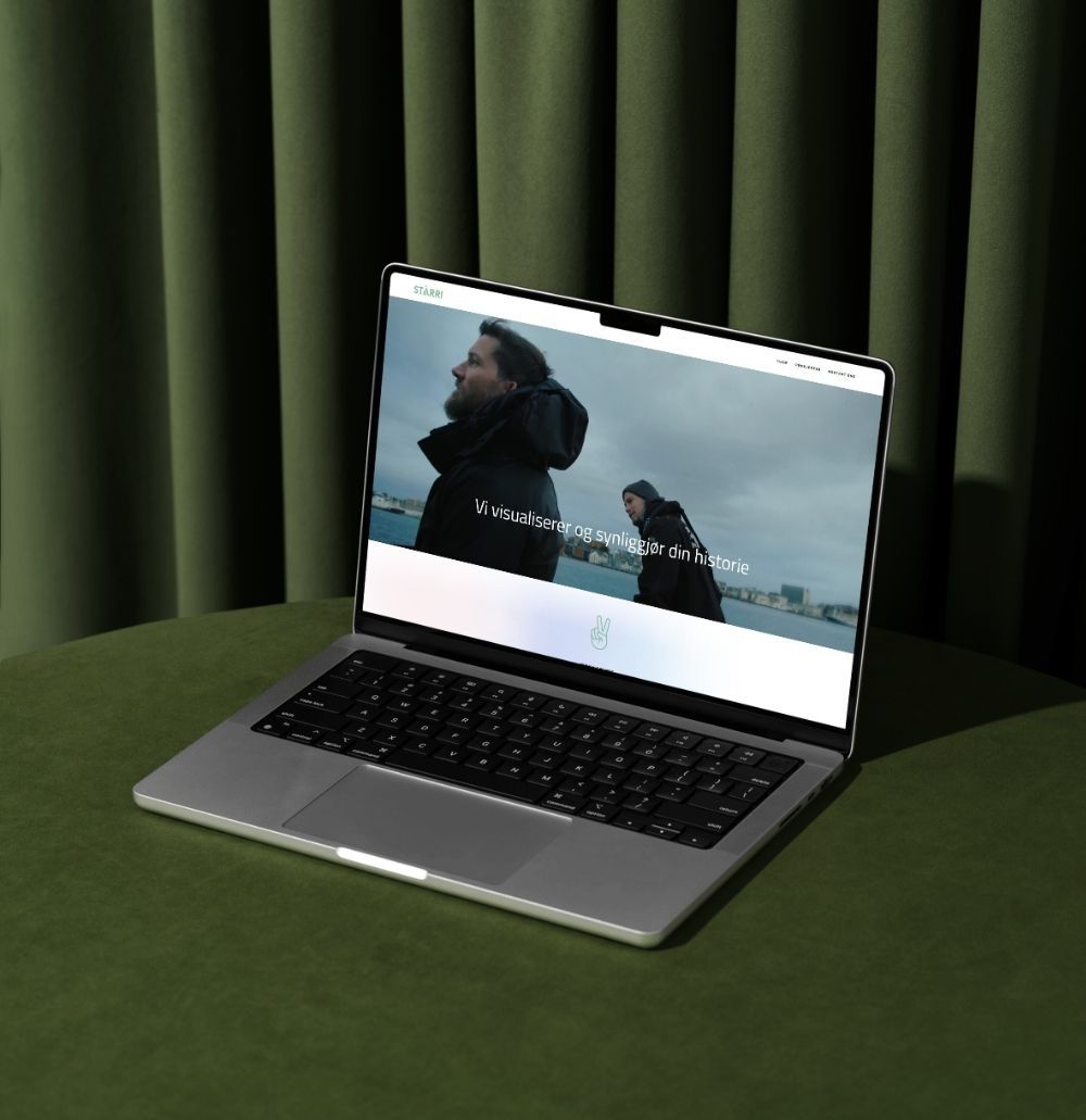 Laptop på grønt bord 