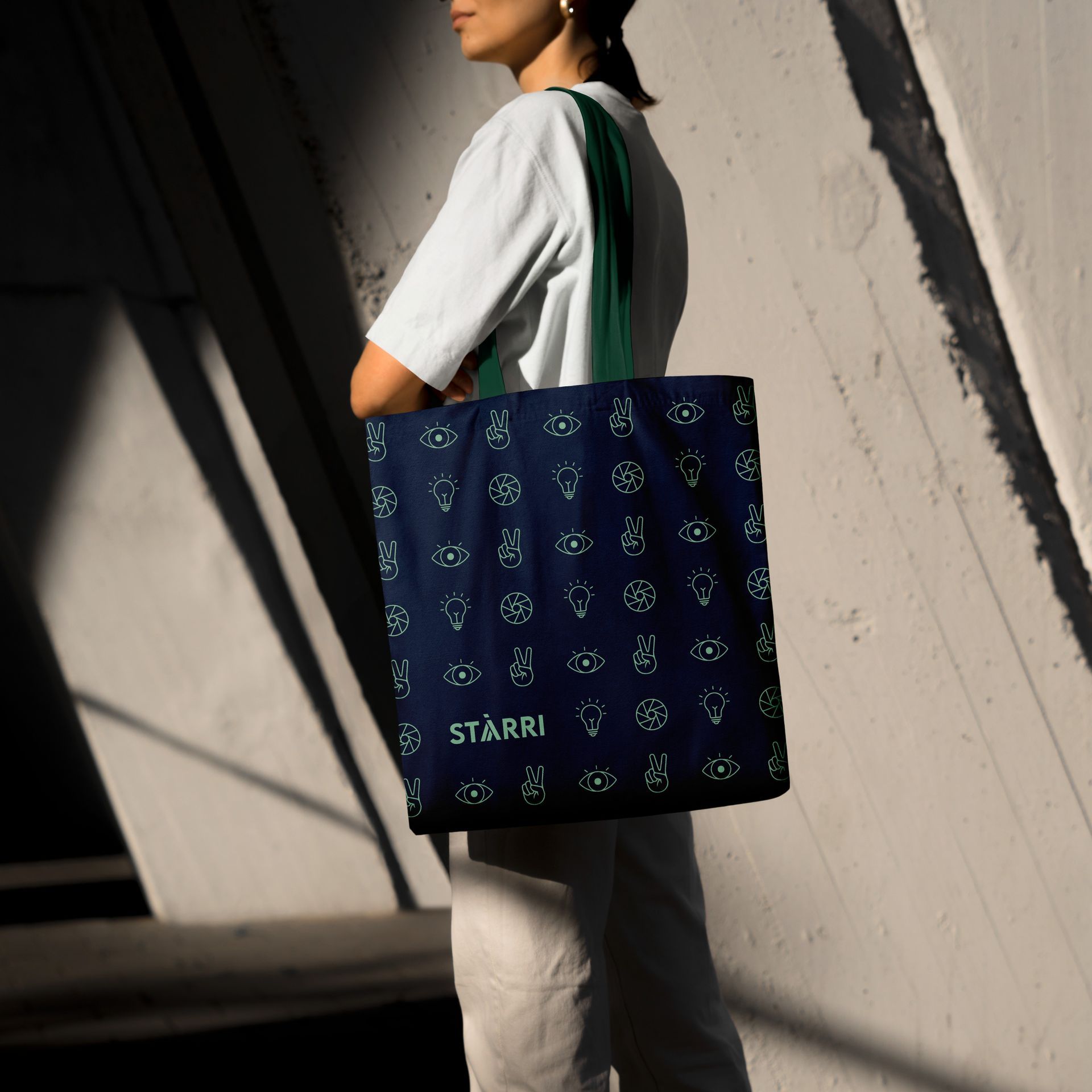 Nærbilde av dame med totebag med logo og ikoner