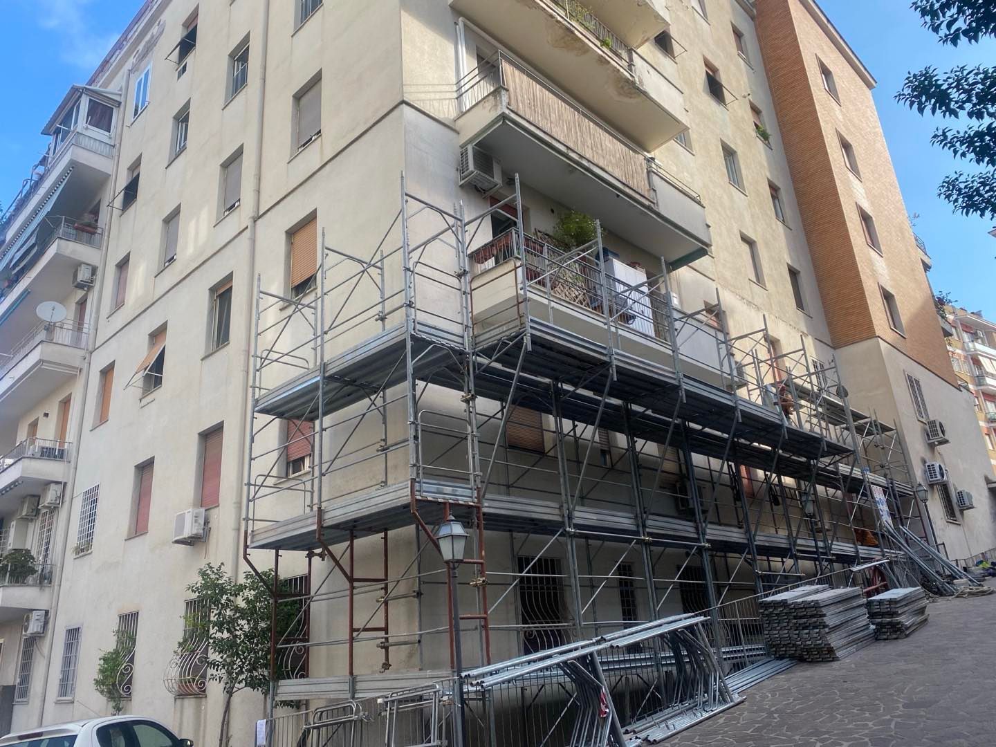Impalcatura sul lato di un edificio alto, probabilmente in fase di ristrutturazione.