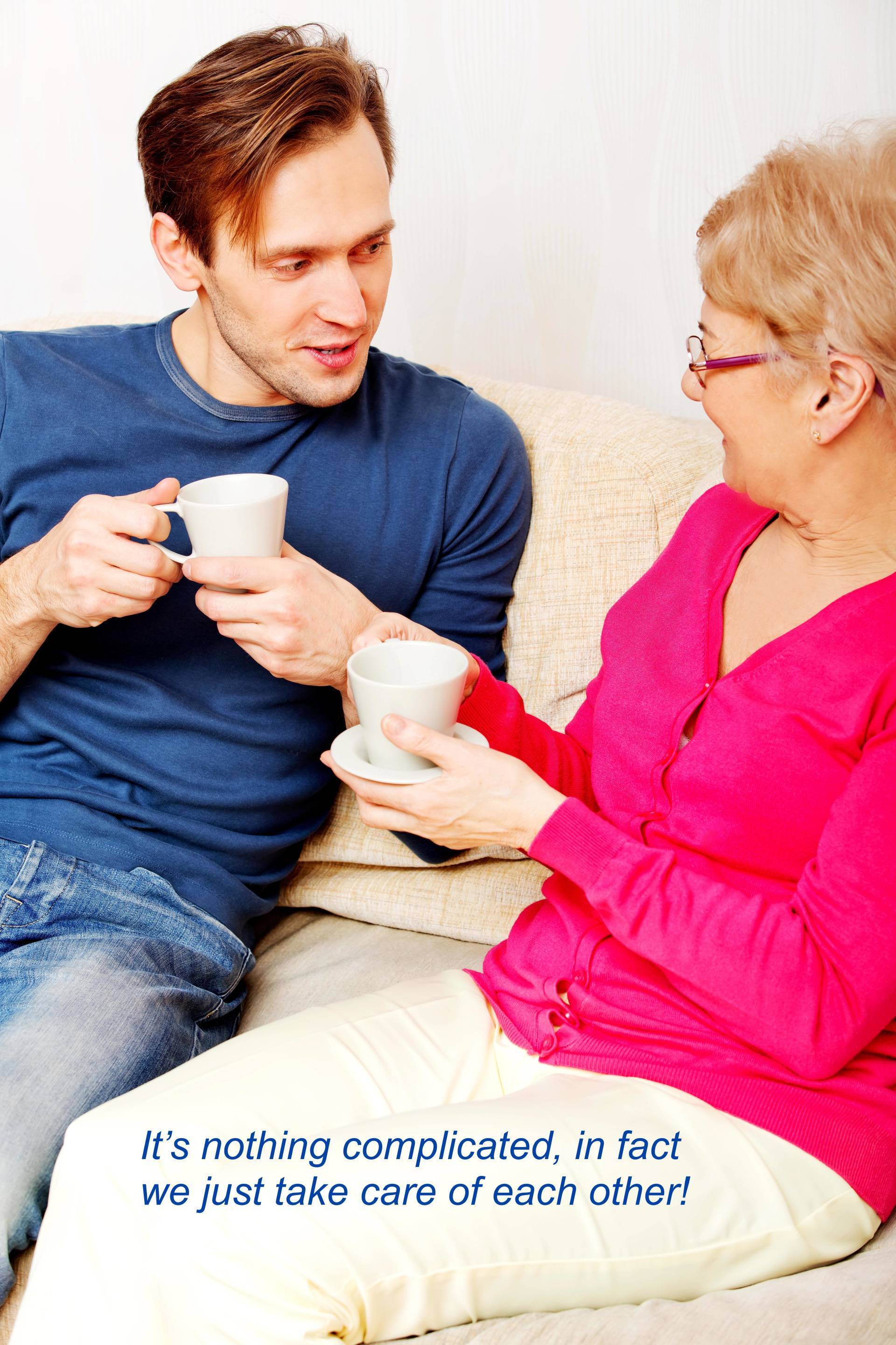 Взрослый сын пьет. Фото мама с сыном на диване. Сыночек с мамой пьют чай. Мама с сыном пьют чай. Мать сидит на сыне.