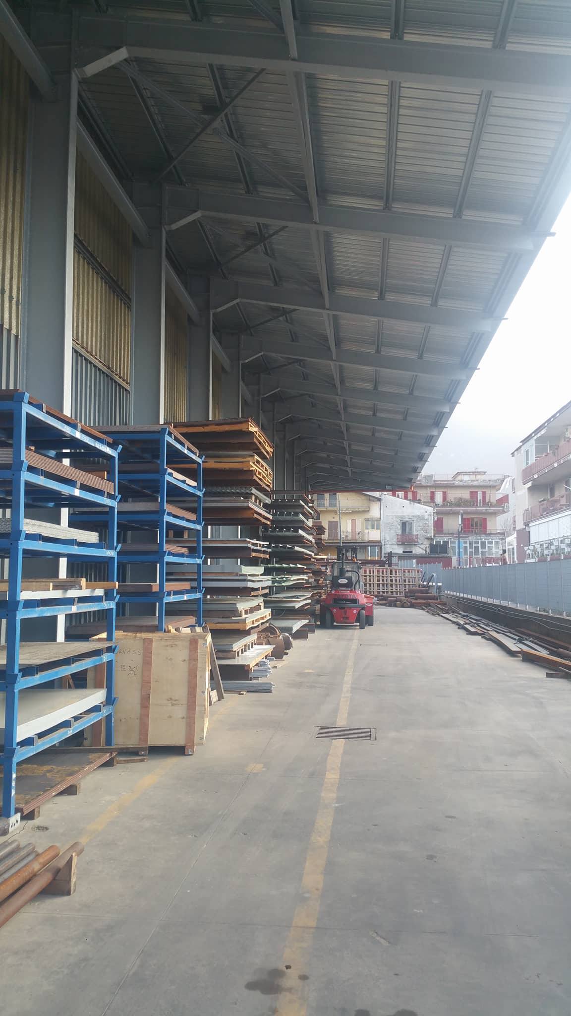 magazzino di materiali siderurgici