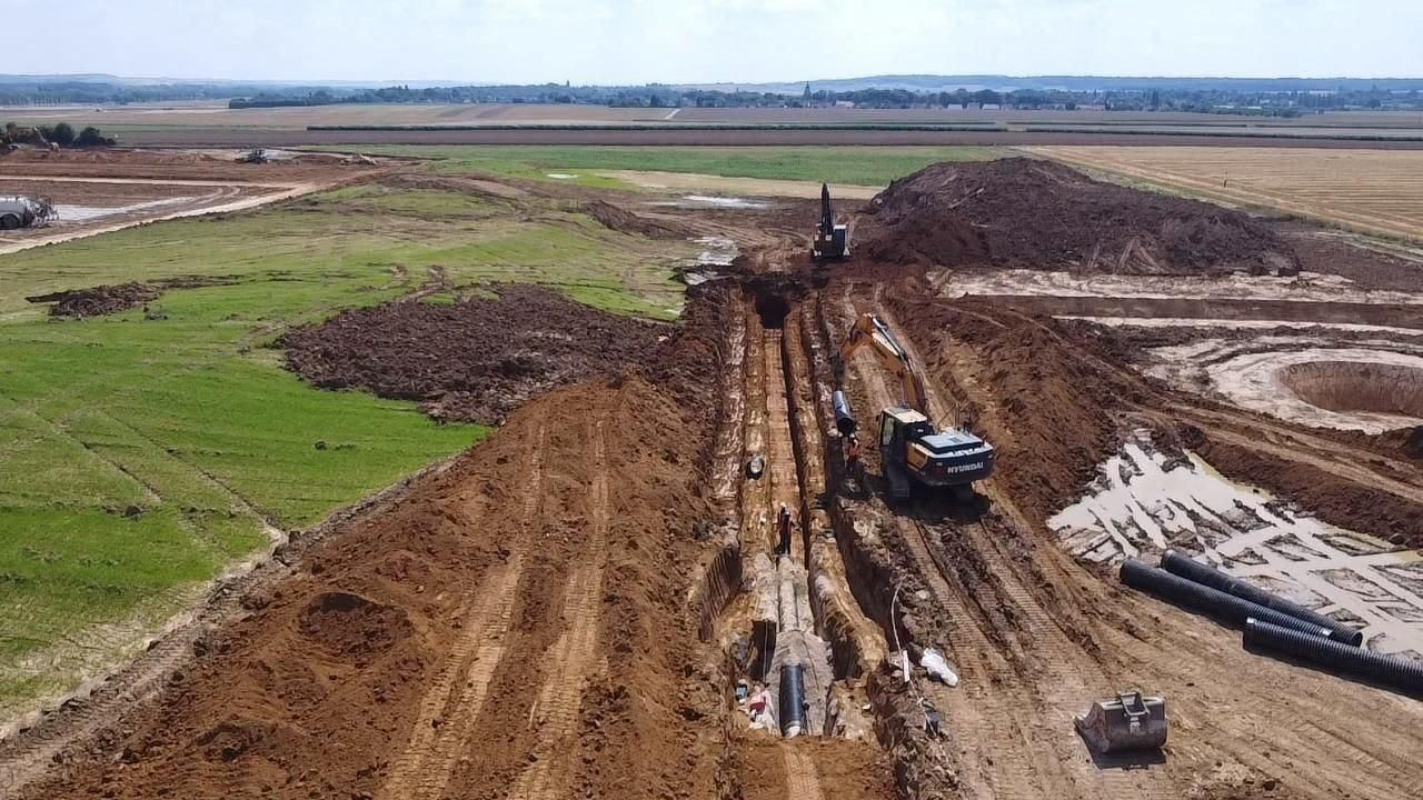 Une vue aérienne d'un chantier de construction avec beaucoup de terre.