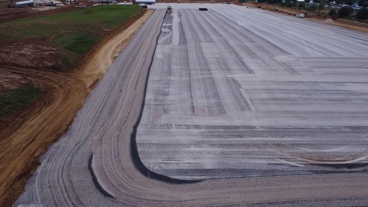 Une vue aérienne d'une route en construction.