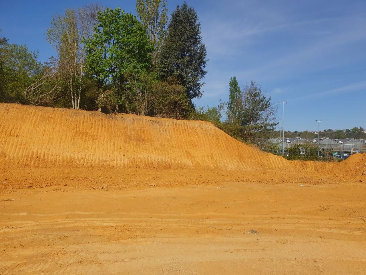 Un gros tas de terre se trouve au sommet d’une colline de terre.