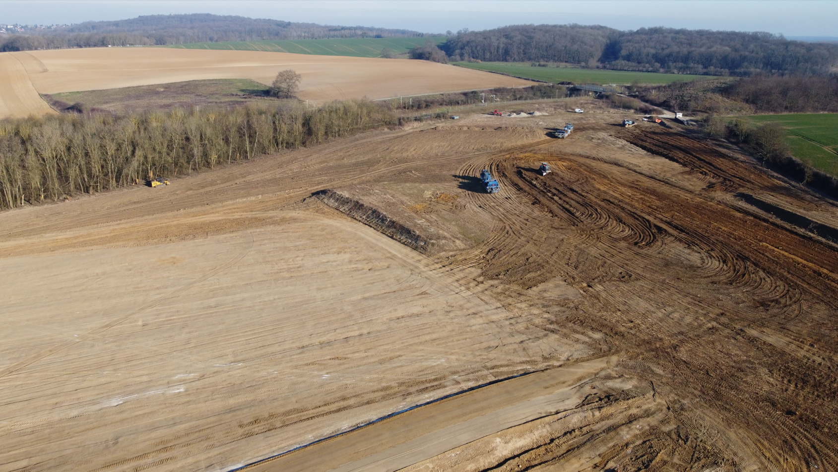 Une vue aérienne d'un chemin de terre traversant un champ.