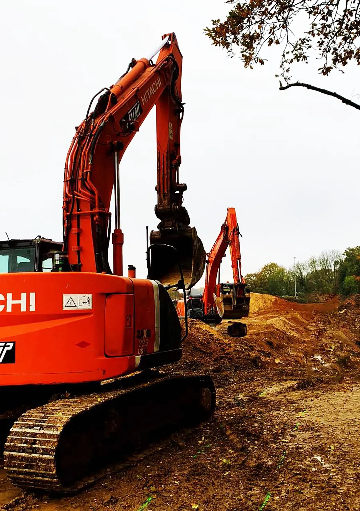 Deux pelles Hitachi travaillent sur un chemin de terre