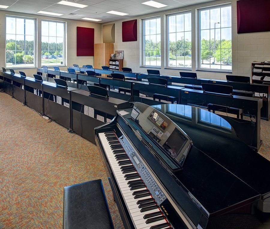 a piano is sitting in the middle of a classroom