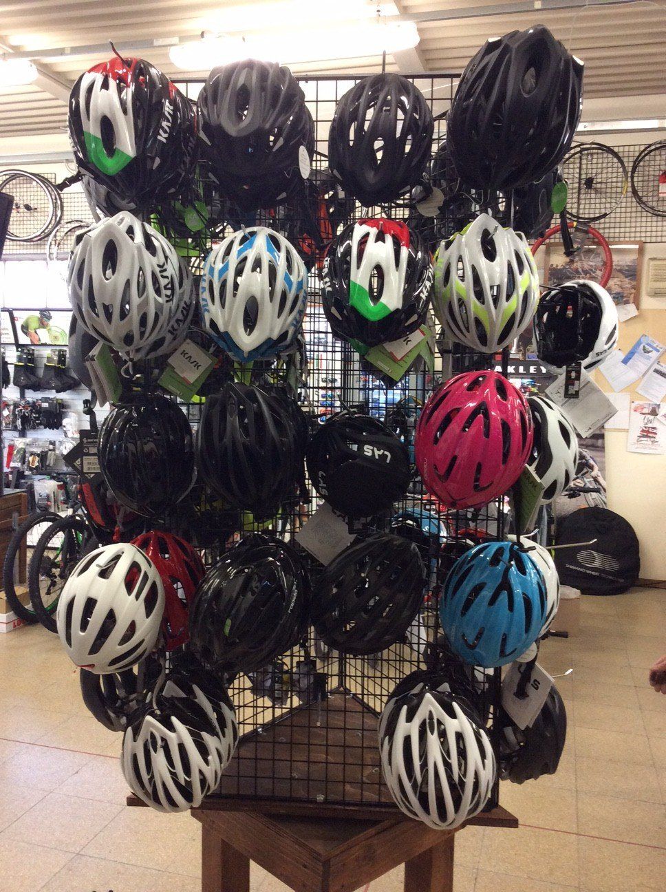 Caschi protettivi omologati, sicuri e dal design unico