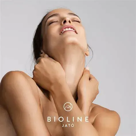 Donna con la testa reclinata all'indietro, mani sul collo, occhi chiusi, in posa; logo 