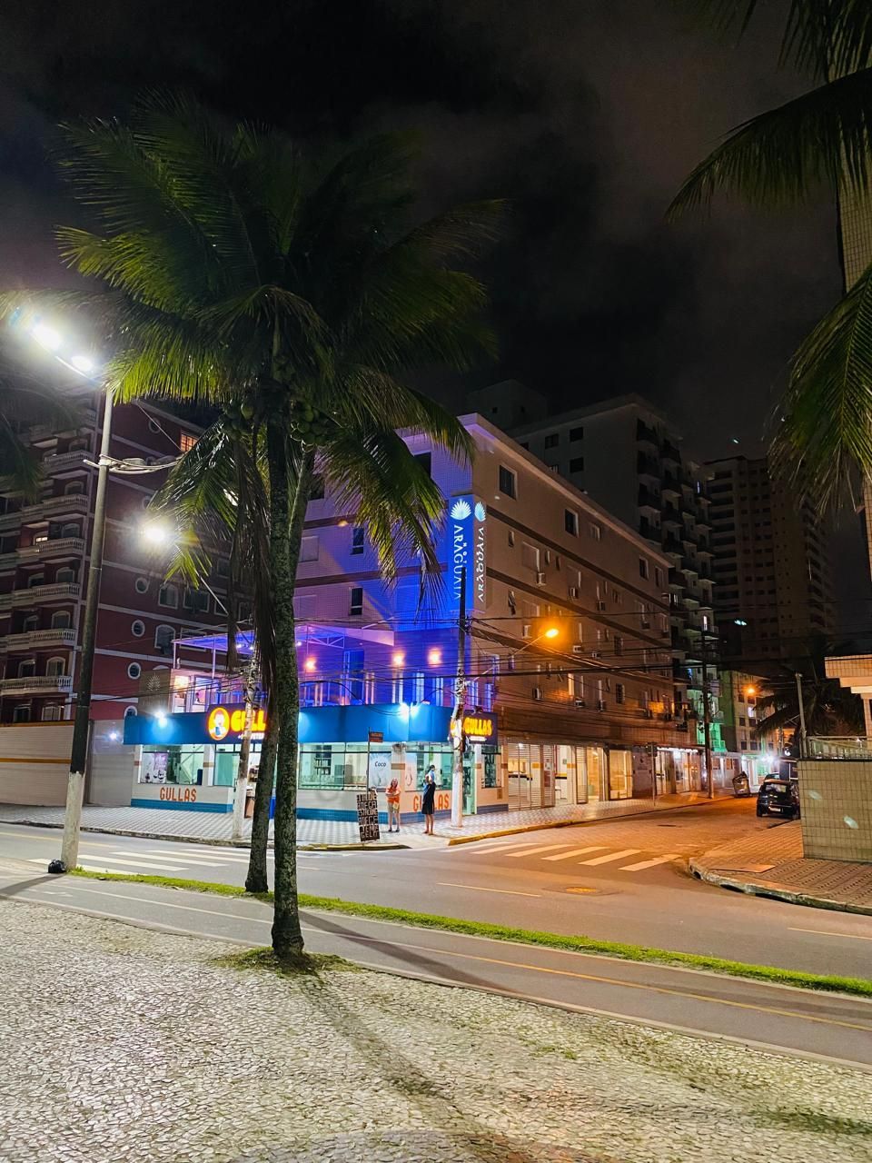 Um quarto de hotel com uma cama grande e um banheiro.