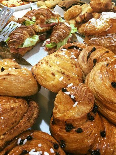 delle brioches e delle brioches farcite con insalata e salumi