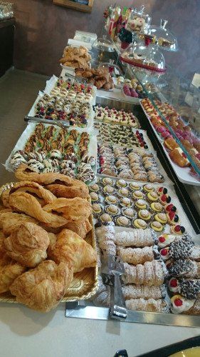 dei pasticcini e dolci in esposizione