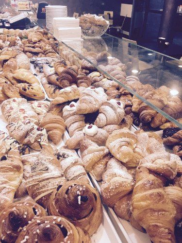 delle brioches assortite e pasticcini