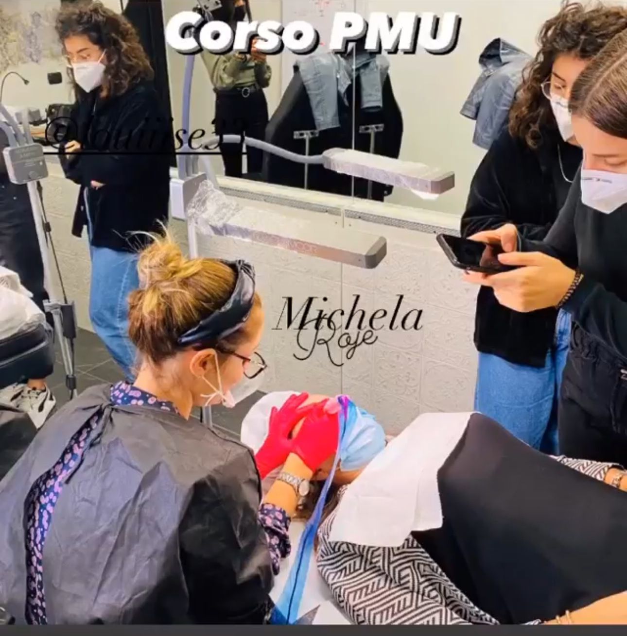 Un gruppo di persone che indossano maschere facciali in una stanza con la scritta corso pmu sul muro