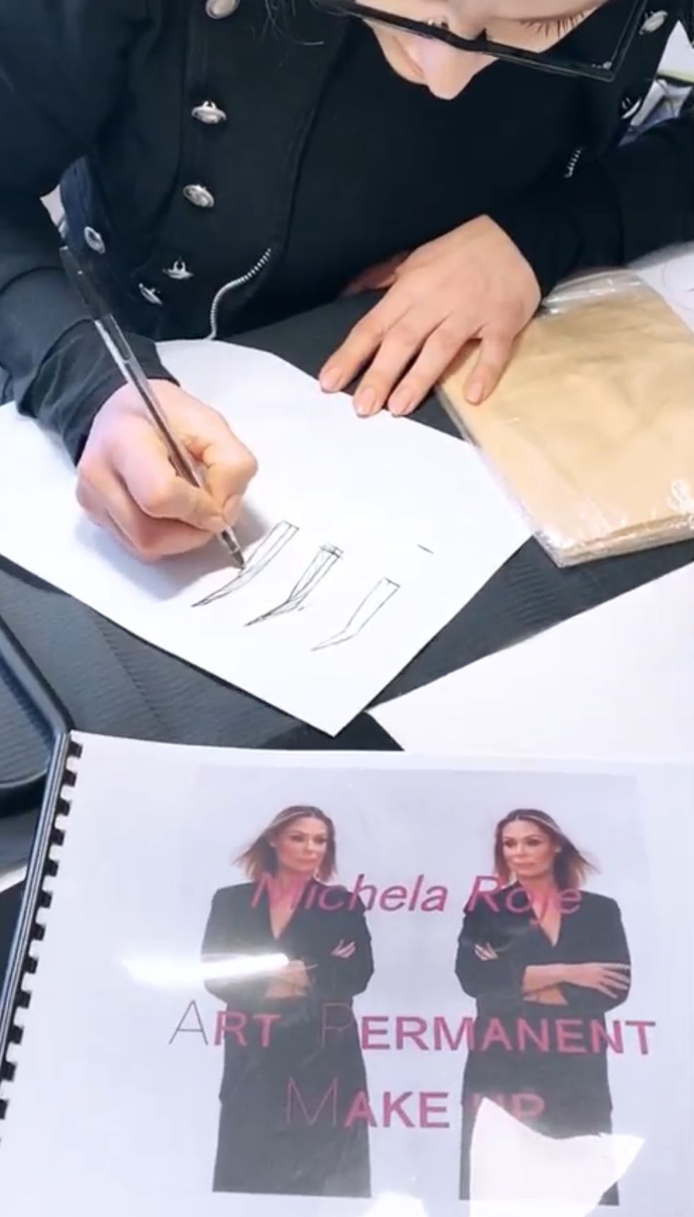 Una persona sta disegnando un'immagine di una donna su un pezzo di carta