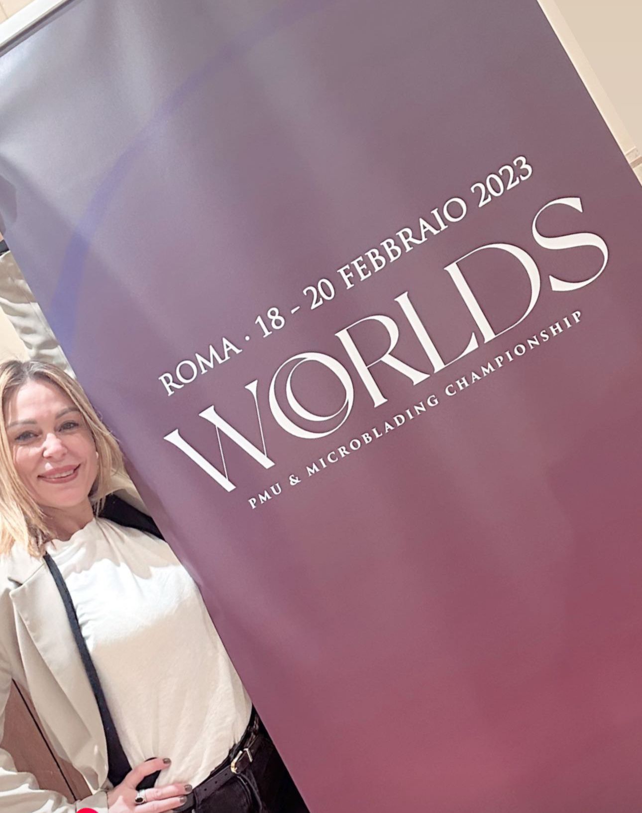 Una donna è in piedi davanti a uno stendardo mondiale.