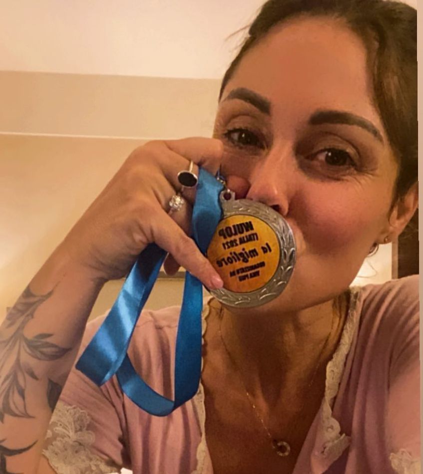 Una donna si sta facendo un tatuaggio sul labbro di un'altra donna.