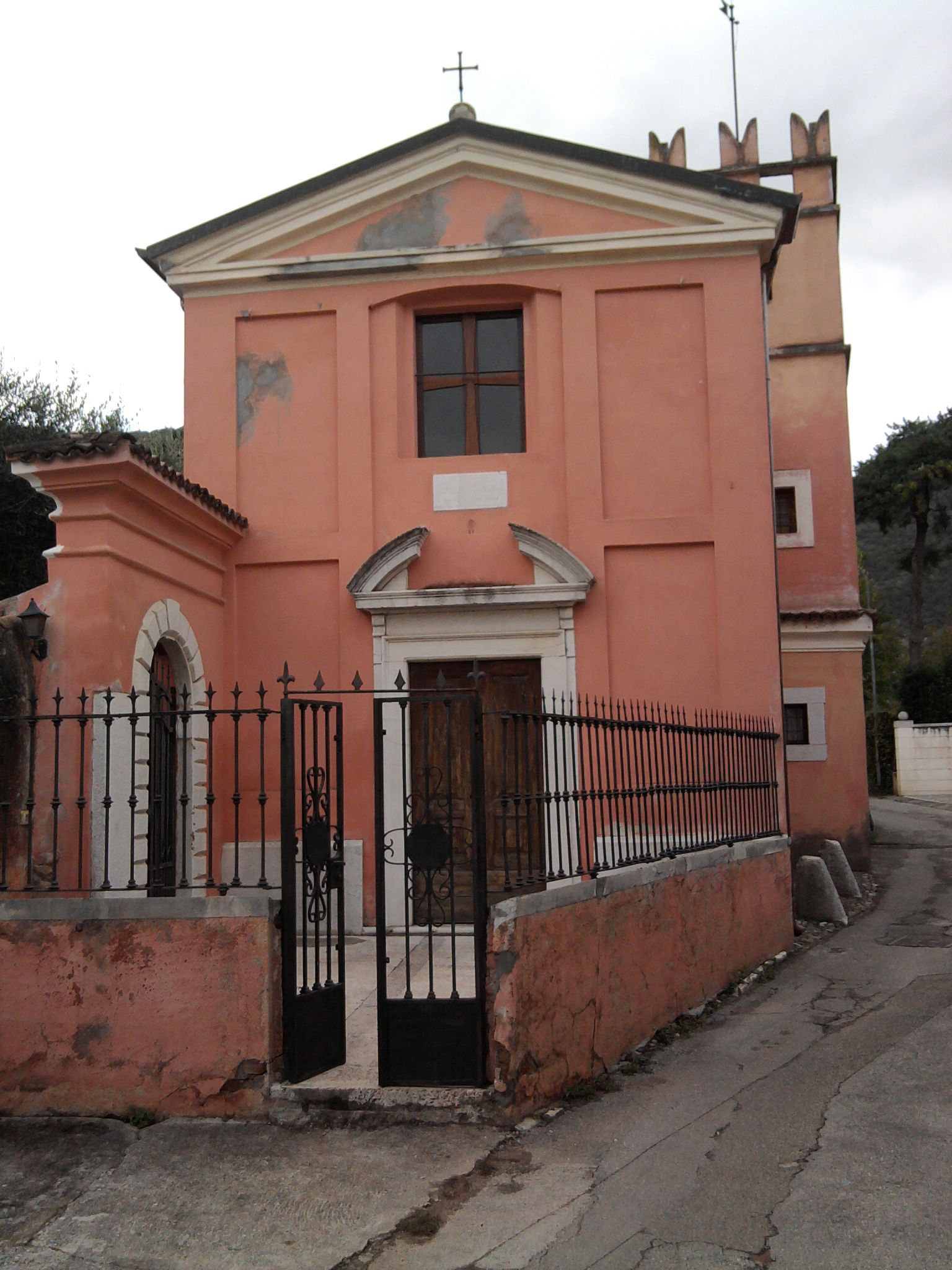 chiesa prima di una tinteggiatura per esterni