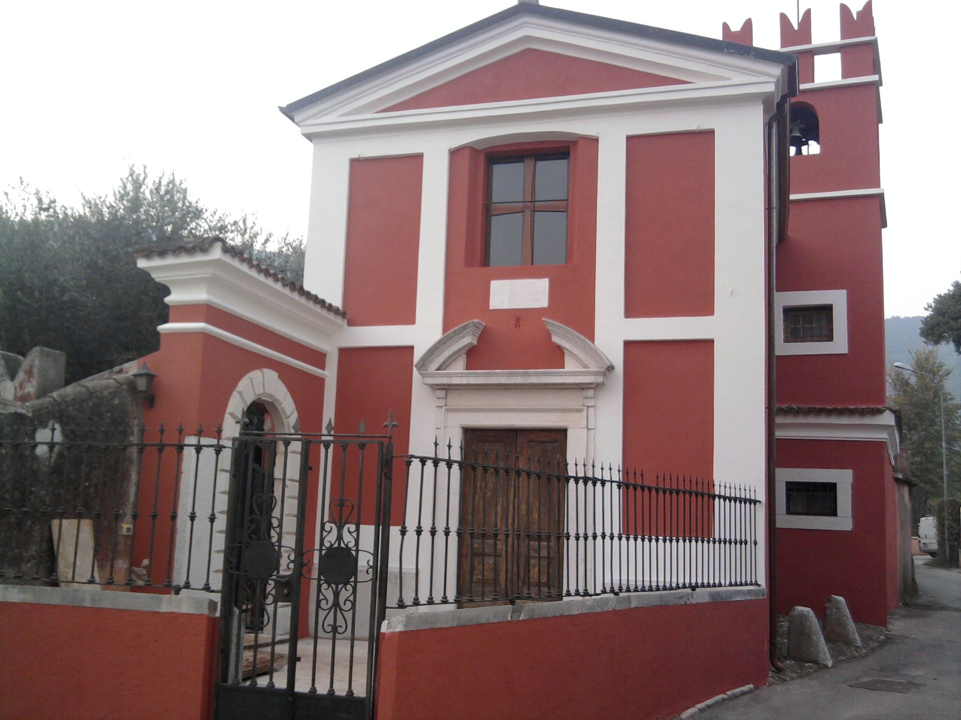 chiesa dopo una tinteggiatura per esterni