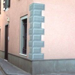 dettaglio tinteggiatura angolo palazzo