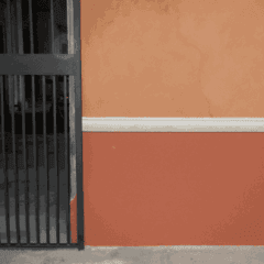 dettaglio zoccolatura all'esterno di un edificio