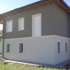 edificio con tinteggiatura in toni di grigio