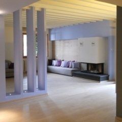 stanza con colonne divisorie