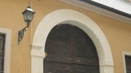 dettaglio porta tinteggiata