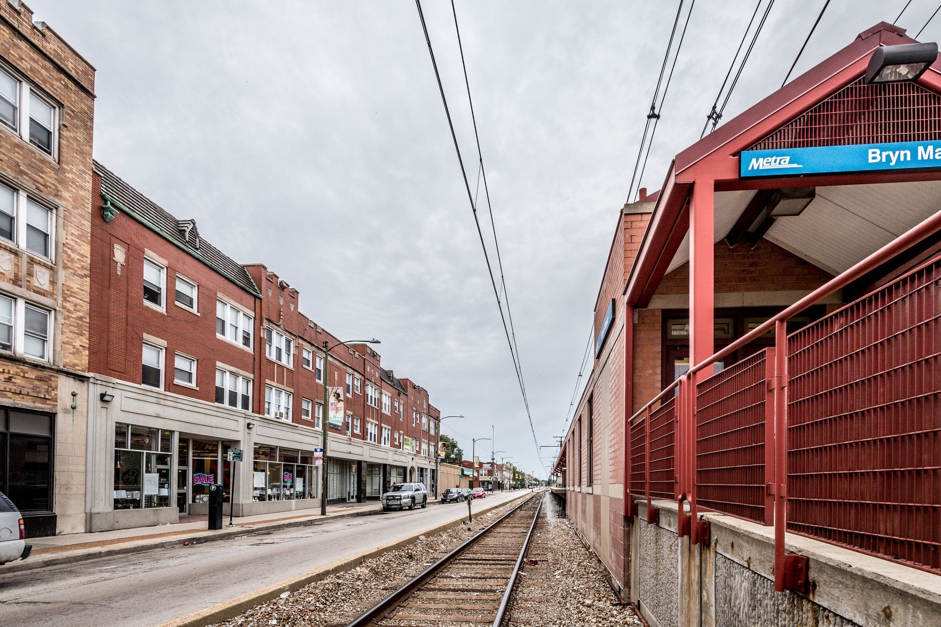 Brick buildings and train tracks at Bryn Mawr station, Chicago. Cloudy sky.
