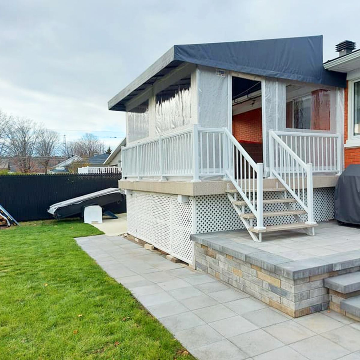 Une maison avec un patio et des escaliers dans l'arrière-cour.
