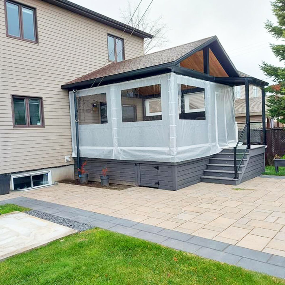 Une maison avec un porche et des escaliers devant.