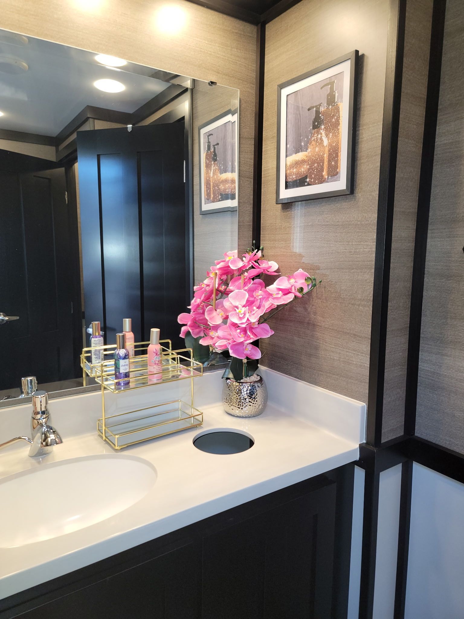 Trailer bathroom decorations