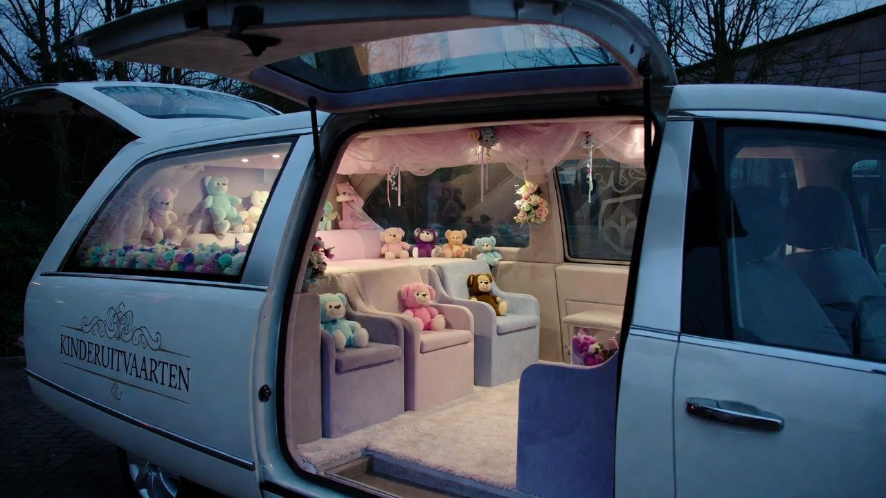 Thematische rouwauto bij kinderuitvaart