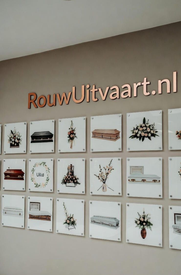 Rouwboeket op tafel bij een uitvaart