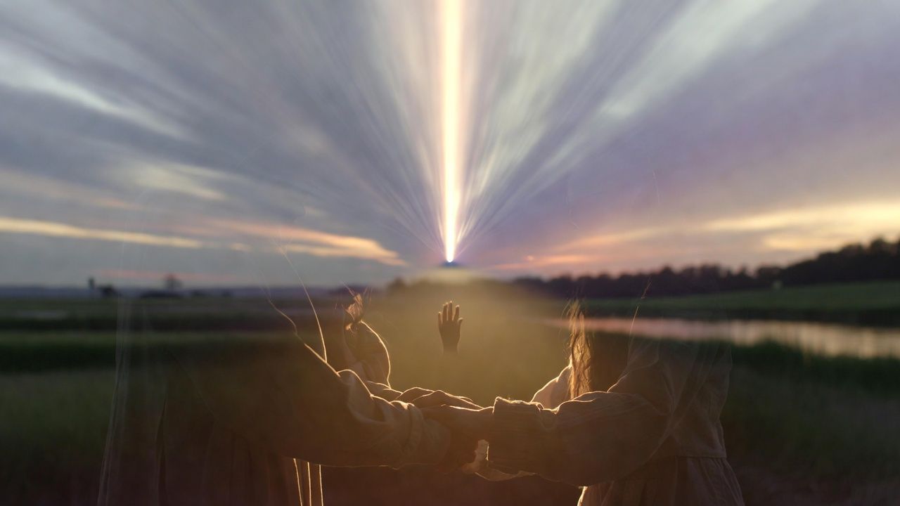 Verbonden handen in troostend licht bij zonsondergang - symbool voor liefdevol testament en zorg voor nabestaanden