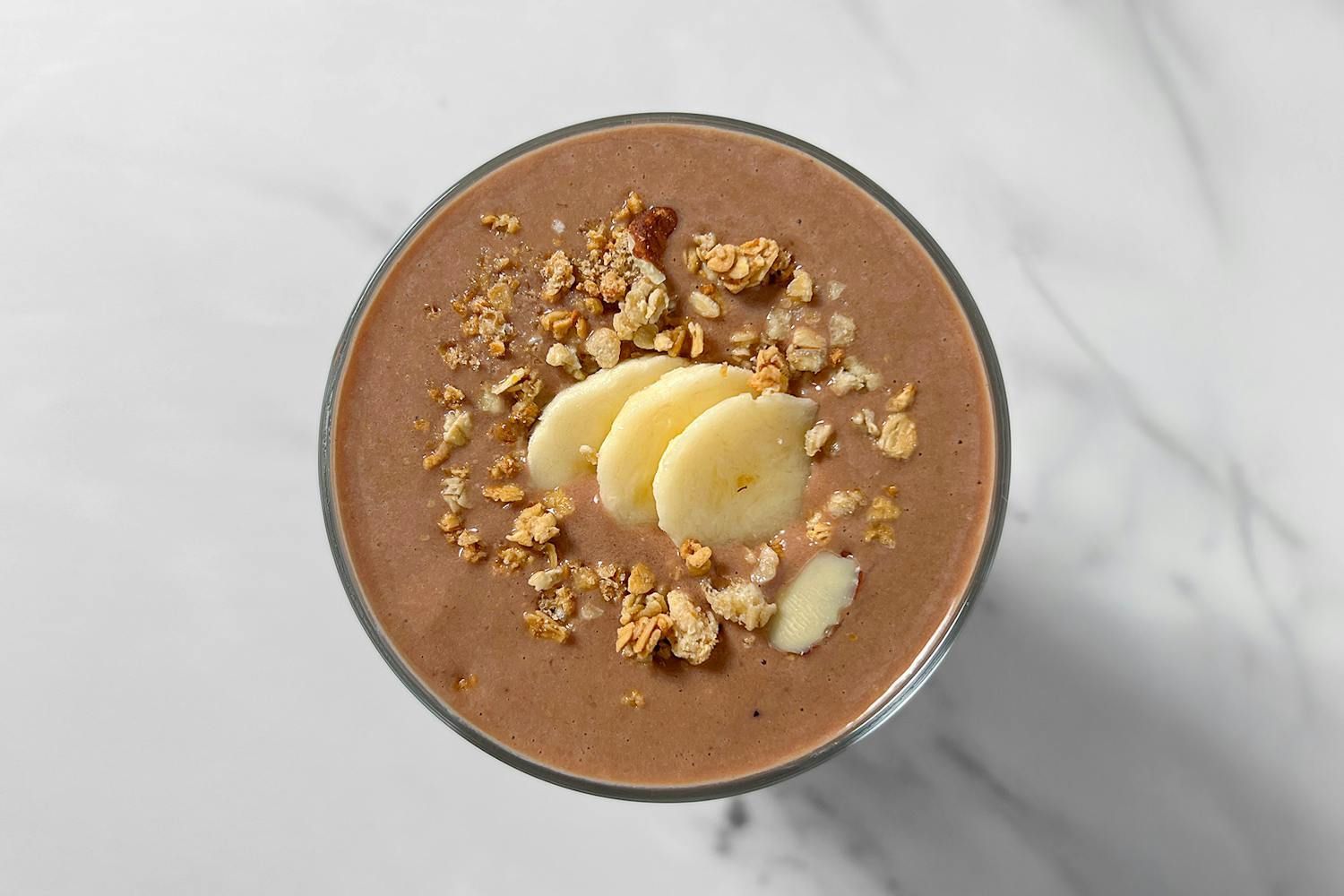 Tthêm topping như hạt cacao nibs hoặc vài lát chuối để tăng hương vị