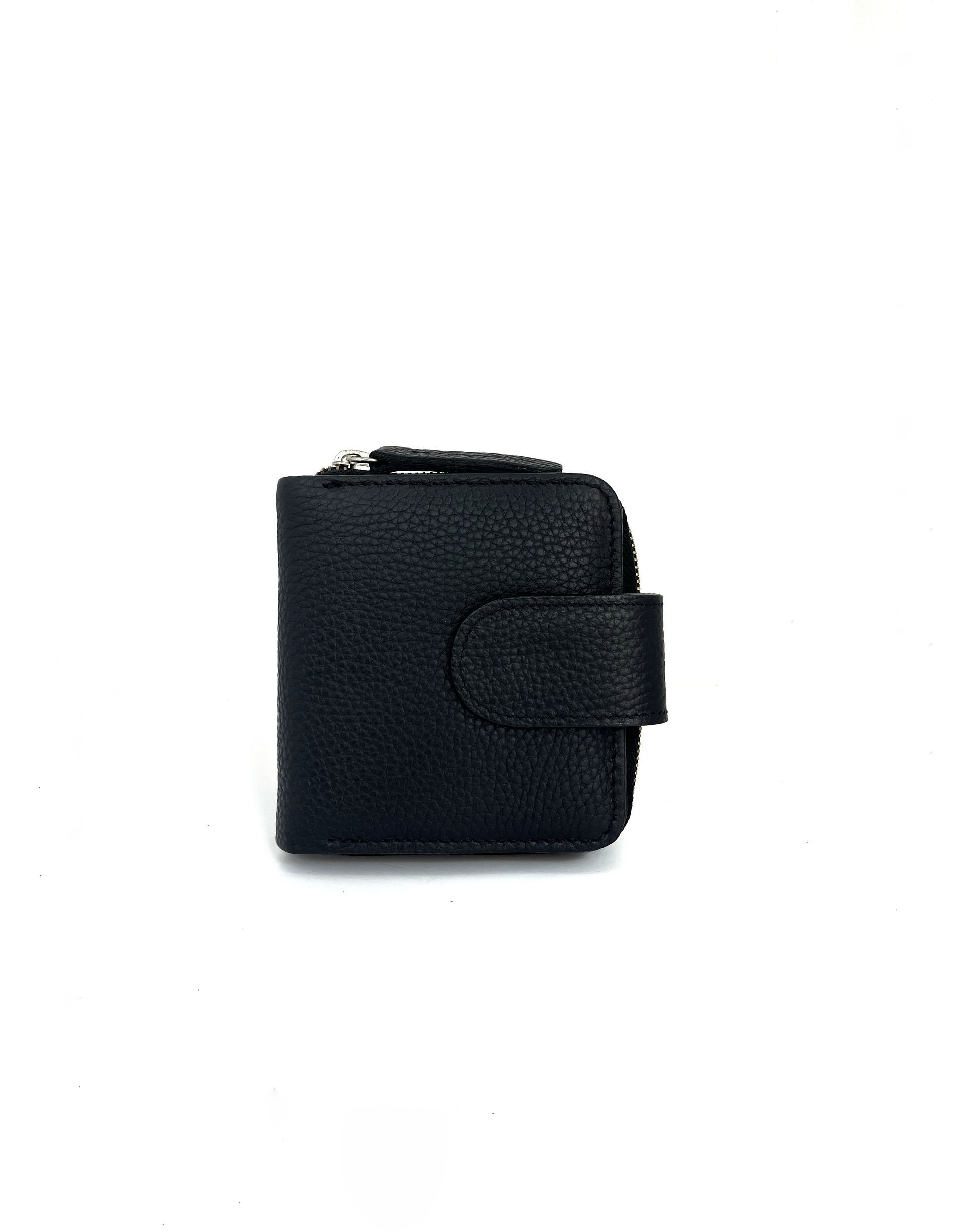 Mano sosteniendo una billetera negra texturizada sobre un fondo blanco.