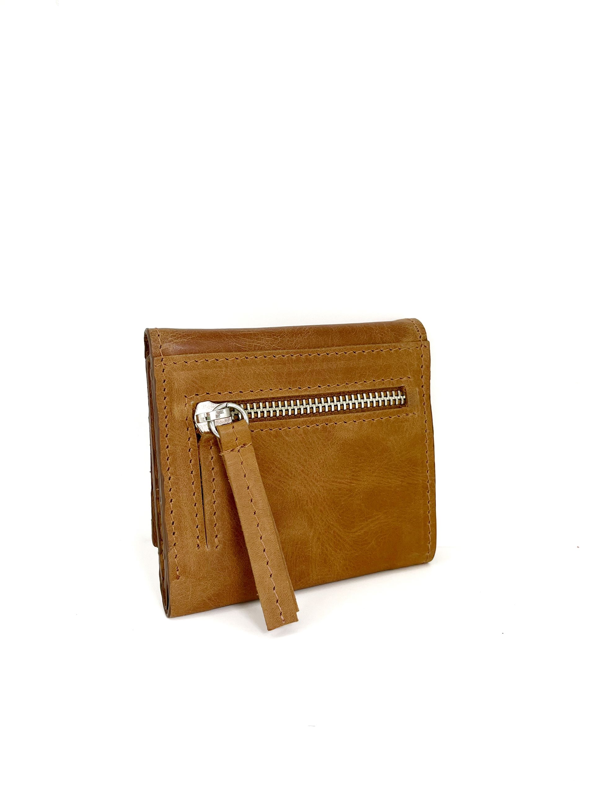 Cartera de piel de color marrón sobre fondo blanco.